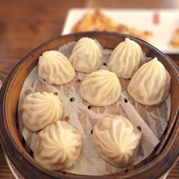 Juicy Pork Dumplings / 小籠包