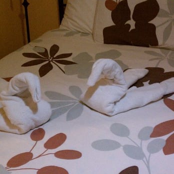 Rex Motel - heehee.  towel swans. - Hotels Near Me - Niagara Falls, Ontario