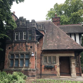 Abbey Park - Majestic old building at the entrance - Parks Near Me - Leicester, LEC