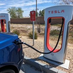 Tesla Supercharger - Yermo