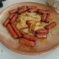 Casa Valentina - un poco de chistorra para abrir boca mintras llega el arroz