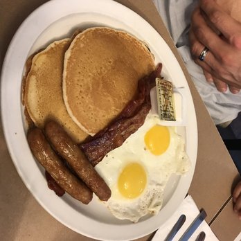 Maggies Restaurant - Pizza Near Me - Wayzata, Minnesota