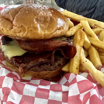 Brewtop Social - Beef brisket burger - Brewpubs Near Me - SeaTac, Washington Brewtop Social - Beef brisket burger - Brewpubs Near Me - SeaTac, Washington