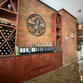 Refucilo Winery - Wine Tasting Room Near Me - Pittsburgh, Pennsylvania