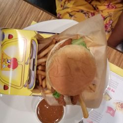 Rôtisserie St-Hubert - Kids chicken burger