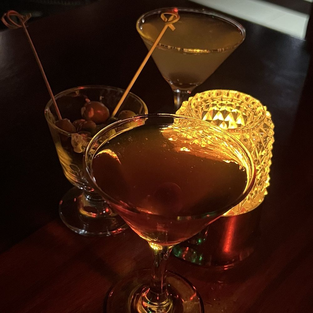 Fox’s Lounge - Dive Bars Near Me - Miami, Florida