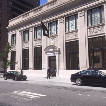 Apple - Upper East Side - Entrance from across the street - Mobile Phones Near Me - New York, New York