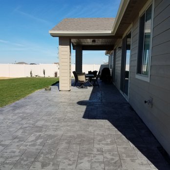 Legends Landscaping - a patio with a table and chairs - Landscaping Near Me Legends Landscaping - a patio with a table and chairs - Landscaping Near Me