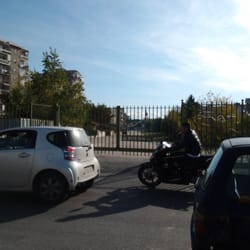 Mercato rionale Pianura - L'ingresso dello spiazzale dedicato al mercatino.