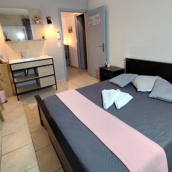 Auberge Les Voûtes - Lanas - CHAMBRE D'HÔTES ROCHECOLOMBE. une chambre d'hôtes pas chère en sud Ardèche, notre chambre Rochecolombe est faite pour vous. - Hotels Near Me - Lanas, 07