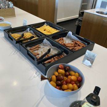 King Amlet Lounge - Hot breakfast with omelets and sausages - Lounges Near Me - Billund King Amlet Lounge - Hot breakfast with omelets and sausages - Lounges Near Me - Billund
