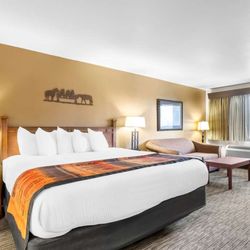 Best Western Grande River Inn & Suites - Small Jacuzzi King Suite