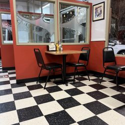 Boulevard Burger - Table for two, waiting for you!