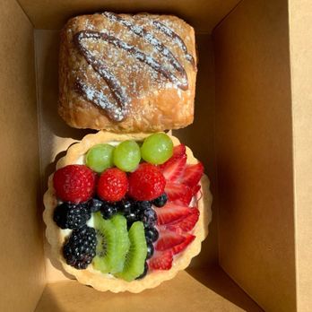 Miss Chickpea’s Cafetal - Chocolate Croissant and fruit tart - Vegan Near Me - San Antonio, Texas