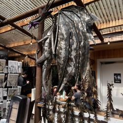 Shirley Delicious Cafe - Lots of unique sculptures