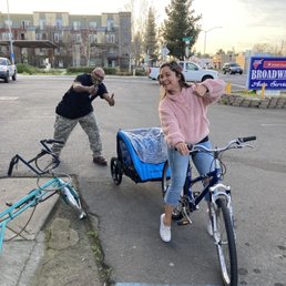 Thumbs up for my new bike and trailer! Thumbs up for my new bike and trailer!