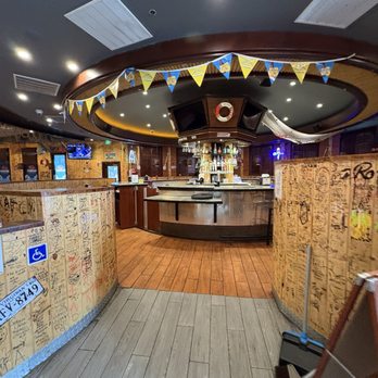 Pier 88 Boiling Seafood & Bar - Montclair - Bar area - Seafood Near Me - Montclair, California