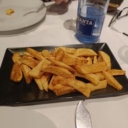 La Mar del Medio - Patatas fritas caseras deliciosas de los calamares en su tinta