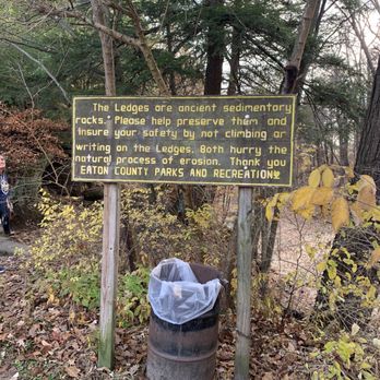 Fitzgerald Park - Sign at the beginning of the trail that tells you about The Ledges & to NOT climb on the rocks that people conveniently ignore ‍ - Disc Golf Near Me - Grand Ledge, Michigan