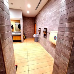 Love's Travel Stop - Women's Restroom