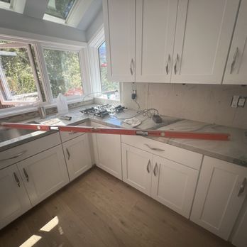 Redstone Marble - Levels being set using vacuum assisted suction gear - Countertop Installation Near Me - Indio, California Redstone Marble - Levels being set using vacuum assisted suction gear - Countertop Installation Near Me - Indio, California