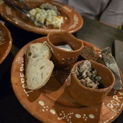 Taberninha do Manel - Fresh made tuna salad with rustic bread and salted butter