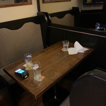 Dickens Public House - Booth - American Near Me - Sidney, British Columbia