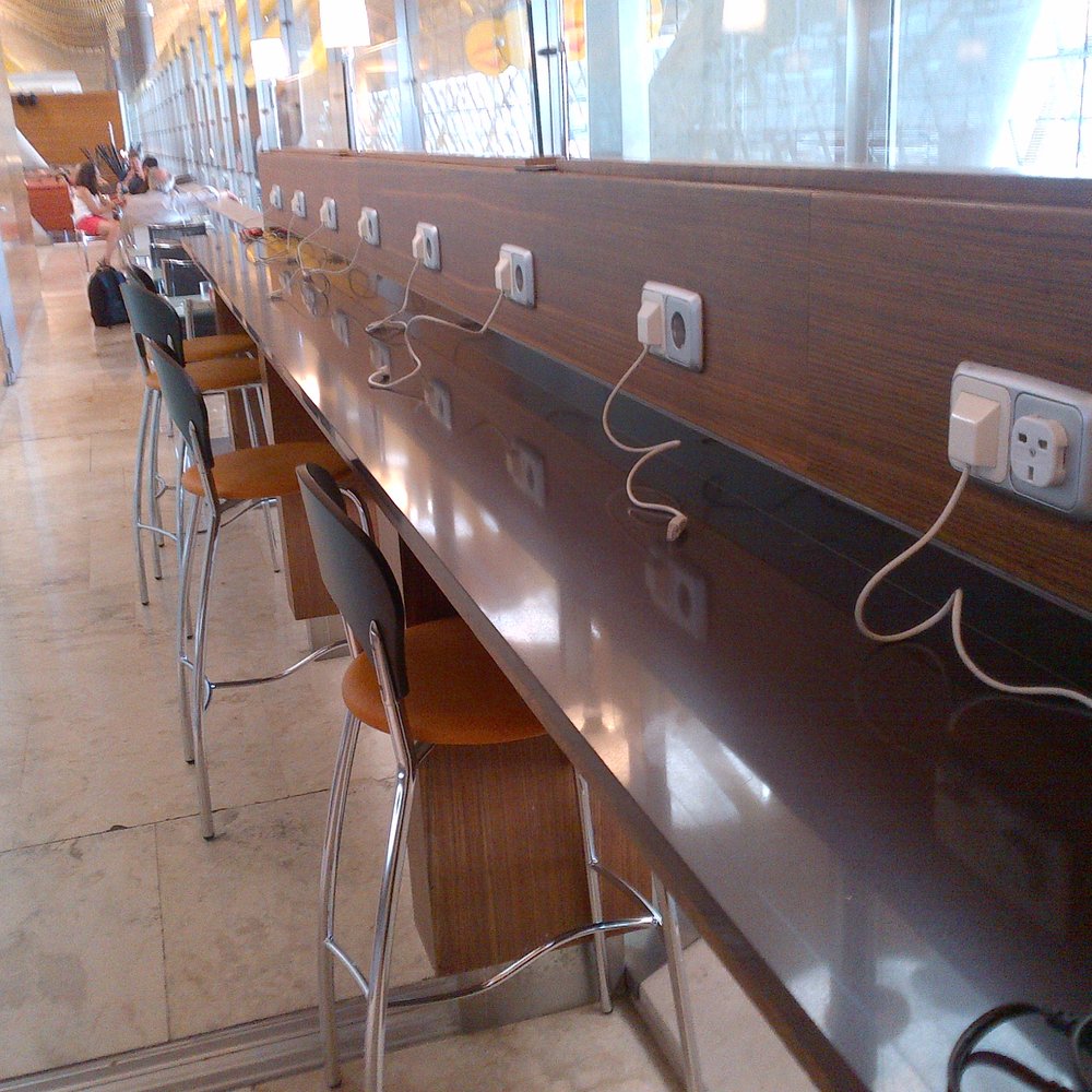 Iberia Sala VIP - Booths on the side with ethernet cable access.  They only give you a 30 min wireless card... - Airport Lounges Near Me - Madrid, M