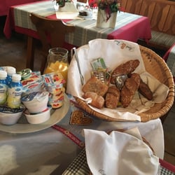 Zum Unterwirt - Frühstück, Brotkorb schon geplündert