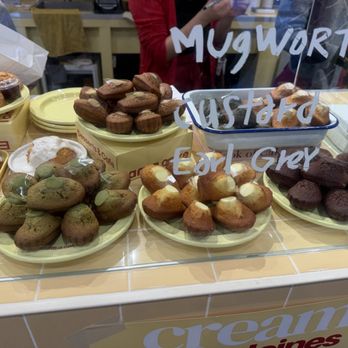 I Am a Cake - Display - Patisserie/Cake Shop Near Me - Toronto, Ontario