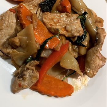 Dok Khao - Drunken noodles. Bland. - Thai Near Me - Woodbridge, Virginia