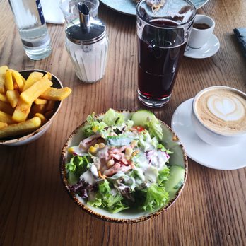 Stadtbalkon - Kleiner Beilagensalat mit Parmesandressing, Kartoffelstäbchen - Hessian Near Me - Mainz, RP