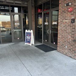 Walk-On's Sports Bistreaux - Prairieville Restaurant - Watch out for the bird s#!+. The front entrance stink of bird doo.