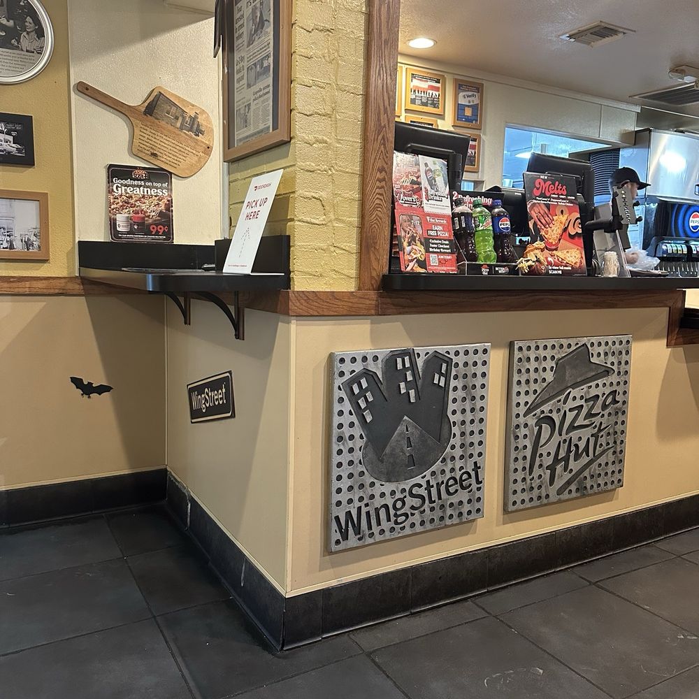 Pizza Hut - Pick-up Counter - Pizza Near Me - Dayton, Tennessee