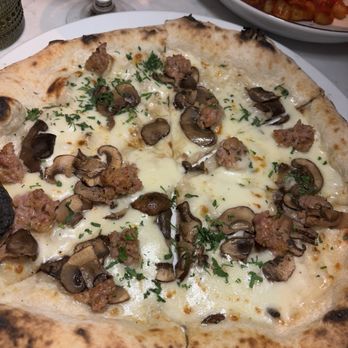 Settecento - Funghi & Salsiccia Pizza - Italian Near Me - Los Angeles, California