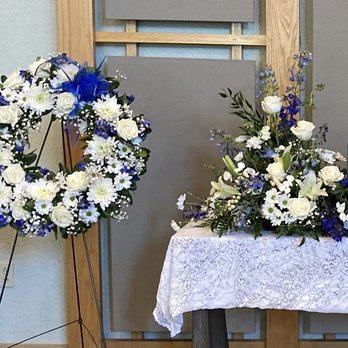 D' Agee & Co. Florist - The wreath and last minute cremation piece D'Agee did for my mom's service. - Florists Near Me - Liberty, Missouri D' Agee & Co. Florist - The wreath and last minute cremation piece D'Agee did for my mom's service. - Florists Near Me - Liberty, Missouri