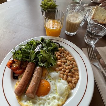 Brooklyn - Sausage and egg breakfast with baked beans with delicious arugula salad - Portuguese Near Me - Lisbon, 11