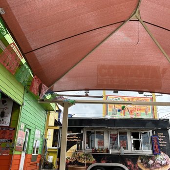 Erick's Tacos - a food truck parked in front of a restaurant - Mexican Near Me - San Antonio, Texas