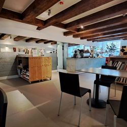 Im Tiefparterre: Buchladen und Café
