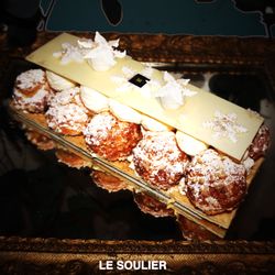Maison Zürcher - NOEL 16/17 CENDRILLON LE SOULIER Pâte feuilletée, choux chantilly vanille, crème légère vanille