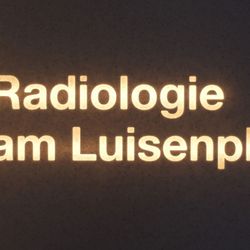 Radiologie am Luisenplatz - Beleuchtes Schild von Radiologie am Luisenplatz