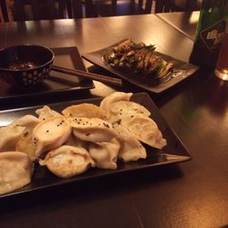 JIA - the taste of home - Teigtaschen gebraten mit schwarzem Sesam, Gurke mit Chiliöl