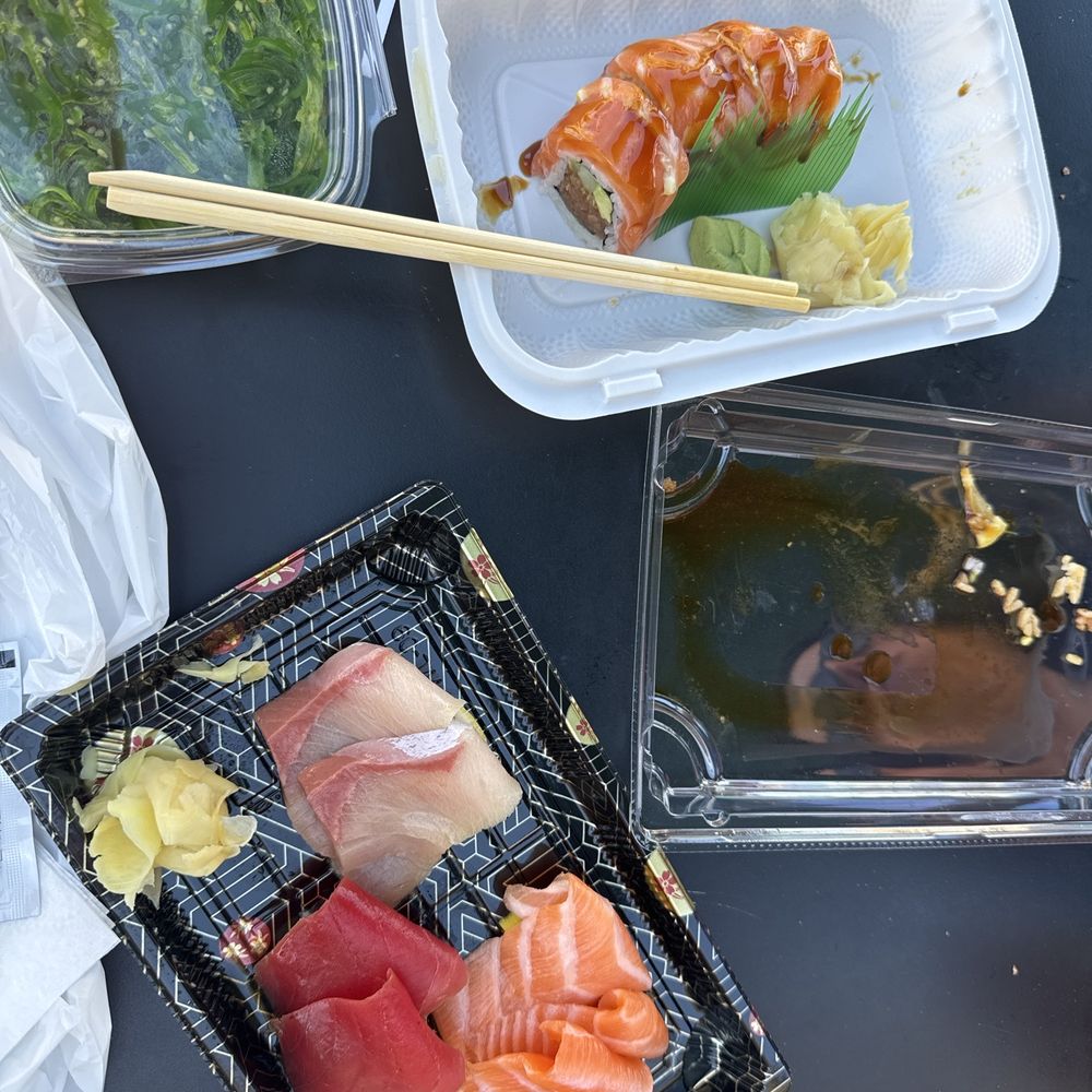 Arnold Palmer roll and sashimi platter Arnold Palmer roll and sashimi platter