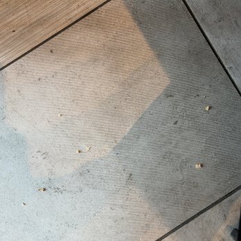 Town Center Cold Pressed - Very unclean floor... 'probably the reason for the ants. - Coffee & Tea Near Me - Norfolk, Virginia