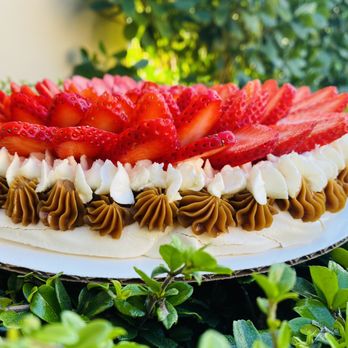 Berry Sweet Pavlovas - strawberries and whipped cream - Desserts Near Me Berry Sweet Pavlovas - strawberries and whipped cream - Desserts Near Me