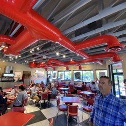 Freddy's Frozen Custard & Steakburgers - Dining room