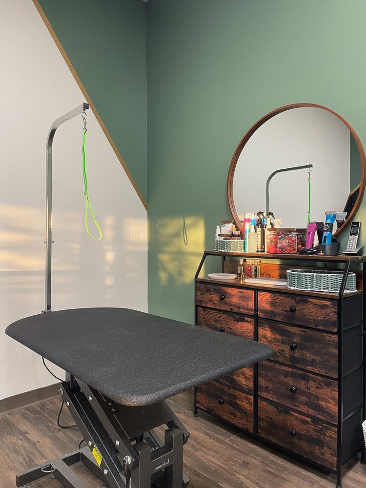 HOUNDS & COMPANY Updated September 2024 5805 N Humboldt Ave, Peoria