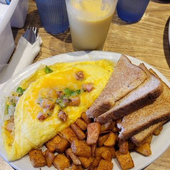 Blue Moose Restaurant - Never omlete, wheat toast and house fries - Breakfast & Brunch Near Me - Breckenridge, Colorado