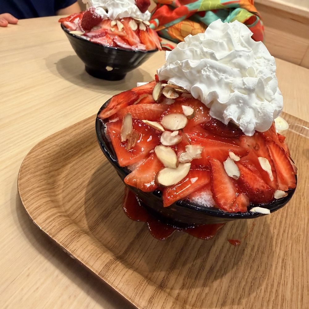 Strawberry bingsu
