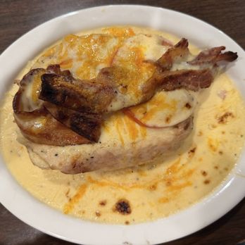 Ricardo's Grill and Pub - Kentucky Hot Brown - American Near Me - Versailles, Kentucky Ricardo's Grill and Pub - Kentucky Hot Brown - American Near Me - Versailles, Kentucky